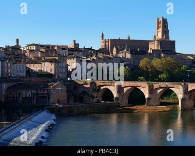 La ville d'Albi sur le Tarn près de Toulouse, France, montrant la cathédrale Sainte-Cécile et le Pont Vieux dans le centre-ville Banque D'Images