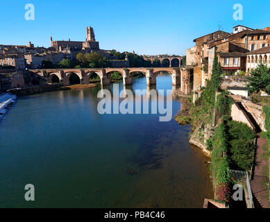 La ville d'Albi sur le Tarn près de Toulouse, France, montrant la cathédrale Sainte-Cécile et le Pont Vieux dans le centre-ville Banque D'Images