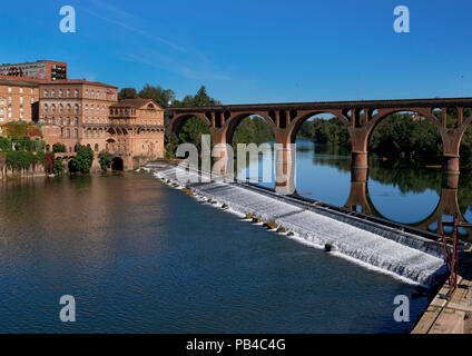 La ville d'Albi sur le Tarn près de Toulouse, France, montrant la cathédrale Sainte-Cécile et le Pont Vieux dans le centre-ville Banque D'Images