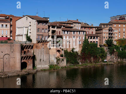 La ville d'Albi sur le Tarn près de Toulouse, France, montrant la cathédrale Sainte-Cécile et le Pont Vieux dans le centre-ville Banque D'Images