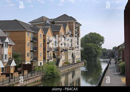 Quai de Blakes, un nouveau développement résidentiel à côté du canal de Kennet et Avon à Reading, Berkshire, Royaume-Uni. Banque D'Images