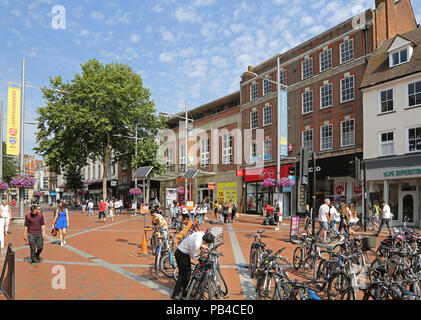 Le centre-ville de Reading, Berkshire. Section piétonne de la rue Broad. Shoppers, montre les piétons et vélos en stationnement Banque D'Images