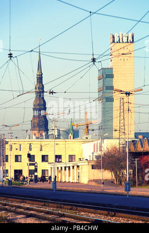 La gare centrale de Riga avec de vieux spiers des églises et bâtiments modernes Banque D'Images