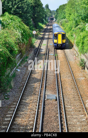 British Rail Class 375 train à deux unités de coupe dans une caserne entre Maidstone et stations de l'Ouest Maidstone, Kent, Angleterre. Banque D'Images