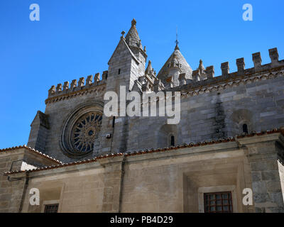 L'énorme 12 siècle cathédrale gothique de la ville d'Evora dans la région de l'Alentejo du Portugal Banque D'Images