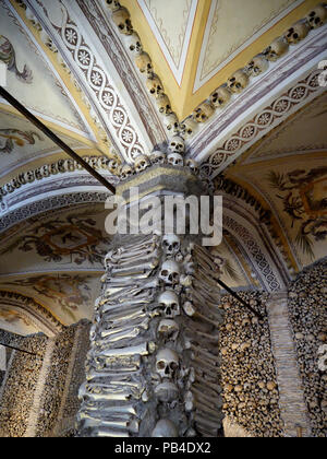 L'intérieur de la chapelle des os, de la Chapelle des Os, à côté de l'église de saint François dans la vieille ville fortifiée d'Evora, Portugal Banque D'Images