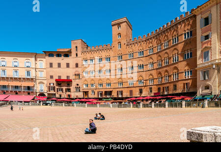 Les gens se promener dans la Piazza del Campo, la place principale de Sienne, Toscane, Italie Banque D'Images