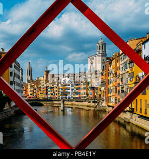 Maisons colorées vu à travers l'image de pont de fer rouge à Gérone, Catalogne, Espagne Banque D'Images