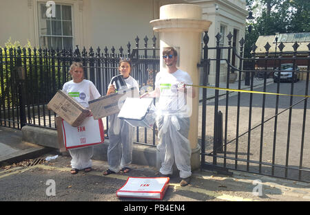 Anti-Brexit participants habillés en salopette dépose manifestation devant le secrétaire des Affaires étrangères à la résidence officielle du Carlton Gardens, dans le centre de Londres, Boris Johnson sur l'appelant de se déplacer vers l'extérieur. Banque D'Images