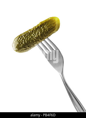 Pickled gherkin sur une fourchette avec chemin de détourage. Banque D'Images