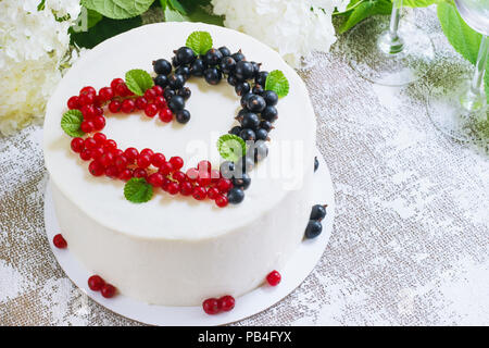 Gâteau blanc ronde avec des baies dans la forme des coeurs, la Saint Valentin, sur fond blanc. Photo d'un menu ou d'une confiserie catalogue. Vue d'en haut. Banque D'Images