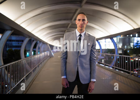 Young Handsome Businessman Outdoors at Night Banque D'Images