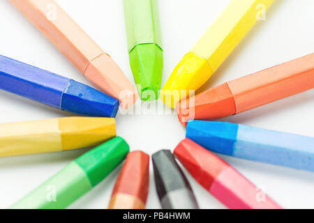 Les crayons de cire colorée Pastel multicolores disposés en cercle sur du papier blanc. Retour à l'École de dessin de la créativité des Arts Hobby Concept. Poster Banner T Banque D'Images