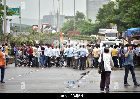 Mumbai, Inde. Le 25 juillet, 2018. 25/07/2018, Mumbai, Inde, Asie :- manifestants bloquer la route aussi Maratha Kranti Morcha appel à Maharashtra Bandh que les routes où bloqué à divers endroits et la plupart des gens s'est coincé nulle part où aller. Kranti Maratha Morcha groupe appelé pour Bandh pour des réservations à l'emploi du gouvernement de Maratha et l'éducation à travers le Maharashtra qui s'est également rendu dans le vandalisme voilent et brûler les bus et voitures à Mumbai. Crédit : Sandeep Sandeep Rasal Rasal/Pacific Press/Alamy Live News Banque D'Images