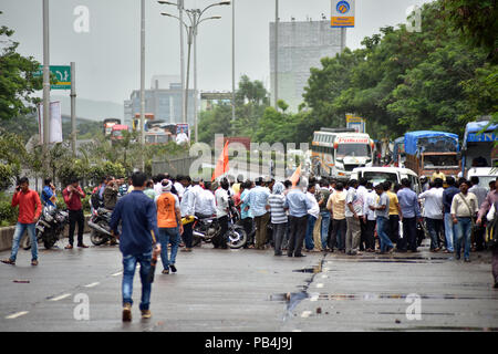 Mumbai, Inde. Le 25 juillet, 2018. 25/07/2018, Mumbai, Inde, Asie :- manifestants bloquer la route aussi Maratha Kranti Morcha appel à Maharashtra Bandh que les routes où bloqué à divers endroits et la plupart des gens s'est coincé nulle part où aller. Kranti Maratha Morcha groupe appelé pour Bandh pour des réservations à l'emploi du gouvernement de Maratha et l'éducation à travers le Maharashtra qui s'est également rendu dans le vandalisme voilent et brûler les bus et voitures à Mumbai. Crédit : Sandeep Sandeep Rasal Rasal/Pacific Press/Alamy Live News Banque D'Images