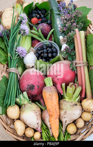 Panier de fruits et légumes l'affichage à Tatton Park RHS Flower Show 2018. Cheshire, Royaume-Uni Banque D'Images