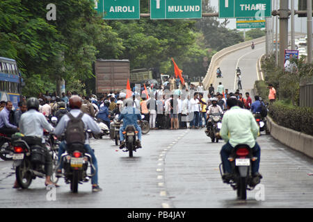 Mumbai, Inde. Le 25 juillet, 2018. 25/07/2018, Mumbai, Inde, Asie :- manifestants bloquer la route aussi Maratha Kranti Morcha appel à Maharashtra Bandh que les routes où bloqué à divers endroits et la plupart des gens s'est coincé nulle part où aller. Kranti Maratha Morcha groupe appelé pour Bandh pour des réservations à l'emploi du gouvernement de Maratha et l'éducation à travers le Maharashtra qui s'est également rendu dans le vandalisme voilent et brûler les bus et voitures à Mumbai. Crédit : Sandeep Sandeep Rasal Rasal/Pacific Press/Alamy Live News Banque D'Images