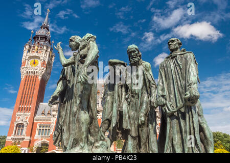 Calais, France - 16 juin 2018 : et l'Hôtel de ville néo-Renaissance flamande et Auguste Rodin sculpture Bourgeois 6. Banque D'Images