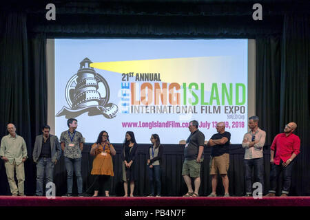 Bellmore, New York, USA. 18 juillet, 2018. Après le dernier bloc de projections de films à LIIFE 2018, la Long Island International Film Expo, cinéastes et acteurs monter sur scène pour Q&A à Bellmore Films. SHARA ASHLEY ZEIGER, parlant dans un micro, est producteur et scénariste de court métrage romcom JOE ; droit d'elle sont l'AJNA JAI, qui joue le personnage titre dans Les aventures de Penny Patterson, et STEPHANIE DONNELLY, l'écrivain et réalisateur de ce film. Banque D'Images