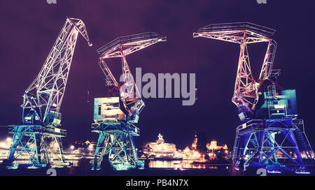 Les grues du port vieux lumineux sur un boulevard à Szczecin Ville de nuit, harmonisation des couleurs appliquées, en Pologne. Banque D'Images