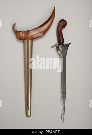 Kris avec gaine. Culture : javanais. Dimensions : L. avec fourreau 19 1/2 in. (49,5 cm) ; L. sans manteau en 18. (45,7 cm) ; L. de blade 14 1/8 in. (35,9 cm) ; W. 2 3/4 in. (7 cm) ; WT. 10.1 oz. (286,3 g) ; Wt. de la gaine 8.1 oz. (229,6 g). Date : 16ème-19ème siècle. Musée : Metropolitan Museum of Art, New York, USA. Banque D'Images