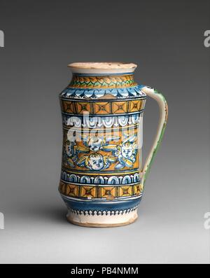 Un stockage à manche (jar albarello). Culture : L'Italien, Sienne. Dimensions : hors tout (confirmé) : 8 × 6 × 4 de 9/16 à 11/16. (21,7 × 15,2 × 11,9 cm). Date : ca. 1510-30. Le seul formulaire à manche est rare, et chacun des douzaines d'exemples connus est décoré avec la même palette et chérubin ailé design. Cela suggère qu'elles ont été commandées en une seule série de la pharmacie. Musée : Metropolitan Museum of Art, New York, USA. Banque D'Images