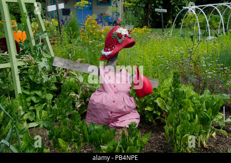 L'épouvantail dans femelle Yarmouth Community Garden Banque D'Images