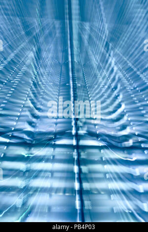 Abstract blue futuristic background faite par un zoom sur un appareil vers un immeuble moderne dans la nuit. Banque D'Images