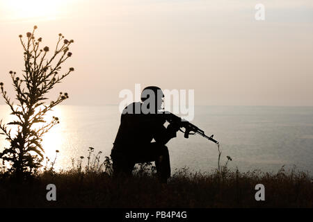 BABADAG, Roumanie - 24 juin 2018 : spéciale roumaine de militaires des forces canadiennes à prendre part d'une perceuse, près du lac Razim, sud-est de la Roumanie, le 24 juin. Banque D'Images