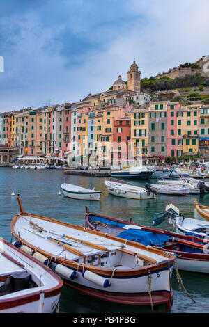 Bateaux dans le port de Portovenere, La Spezia, ligurie, italie Banque D'Images