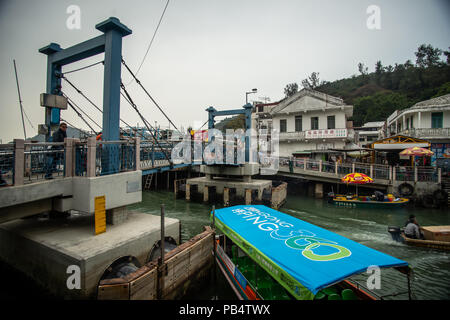 LANTAU, HONG-KONG - Février : le village de pêcheurs de Tai O est très populaire auprès des touristes qui viennent à l'île de Lantau, le 3 février 2015 Banque D'Images