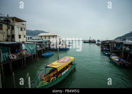 LANTAU, HONG-KONG - Février : le village de pêcheurs de Tai O est très populaire auprès des touristes qui viennent à l'île de Lantau, le 3 février 2015 Banque D'Images