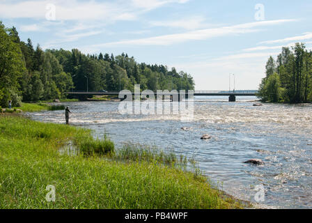 Kotka. La Finlande. Près de pêcheur sur la rivière rapide Langinkoski Kymi Banque D'Images