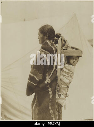 American Indian Navajo Femme Portant Son Enfant Dans Un Porte Bebe Sur Le Dos Dans Le Departement D Anthropologie A L Exposition Universelle De 1904 Photo Stock Alamy