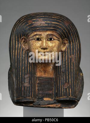 Le masque funéraire de Overseeer de bâtisseurs Amenhotep. Dimensions : h. 50 cm (19 11/16 po) ; w. 42 cm (16 9/16 in) ; d. 45,7 cm (18 in). Dynastie DYNASTIE : 18. Règne : règne de Thoutmosis III. Date : ca. 1479-1425 av. J.-C.. Ce masque a été faite pour un homme nommé Amenhotep qui était un surveillant de bâtisseurs. Plusieurs petits fragments de papyrus sont collées à la surface avant du masque. Ces viennent d'un livre des morts que papyrus a également appartenu à Amenhotep. Deux feuilles de papyrus (ce 30.8.70a et 30.8.70b) sont également affichées dans la galerie 117, comme c'est le masque d'une femme qui était probablement l'épouse d'Aménophis (30.8.68). Banque D'Images