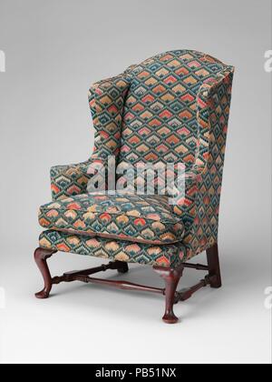 Un fauteuil. Culture : L'Américain. Dimensions : 46 3/8 x 32 3/8 x 25 7/8 in. (117,8 x 82,2 x 65,7 cm). Bouilloire : Caleb Gardner (mort en 1761). Date : 1758. Dix-huitième-siècle fauteuils--fortement rembourré, avec d'épais coussins de duvet, et avec des ailes pour se reposer sa tête contre les courants d'air et garder loin--étaient souvent réservés aux personnes âgées et aux infirmes. Ce nouvel exemple de l'Angleterre est remarquable pour sa sellerie et état intact. L'avant est couverte de croix irlandaise de couture et l'arrière avec un paysage d'aiguille. Les coutures sont recouverts de ruban de soie. La trame est inscrit ' faites par Banque D'Images