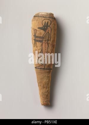 Animal sacré maman sous la forme typique d'un ibis enveloppée, décoré d'une figure de Douamoutef. Dimensions : H. 40,5 cm (15 15/16 in.) ; W. 10,2 cm (4 in.) ; D. 8,7 cm (3 7/16 po). Date : ca. 400 avant J.-C.-100 après JC. Les cultes des animaux égyptiens considéré certains de ces animaux pour vivre des manifestations d'un dieu, tel que, depuis les premiers temps, le taureau Apis . Ces personnes ont été dûment mummifed quand ils sont morts et enterrés pour la vie éternelle, puis remplacée par une autre manifestation de vie unique. Au cours du premier millénaire avant J.-C., de nombreux multiples d'animaux associés à certains dieux ont été spécialement ra Banque D'Images