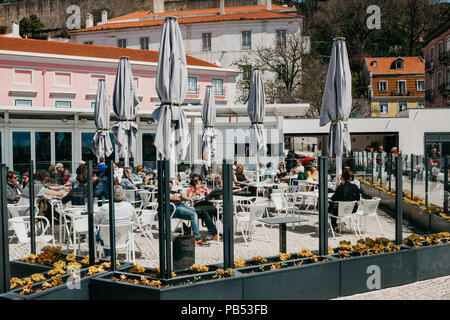 Portugal, Lisbonne, 01 juin 2018 : Les gens s'asseoir, manger et de communiquer les uns avec les autres dans un confortable café en plein air. Banque D'Images
