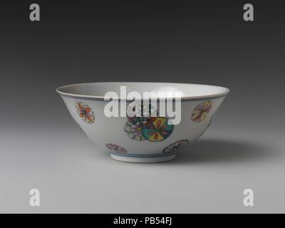 Bol décoré de médaillons. Culture : la Chine. Dimensions : H. 2 1/4 in. (5,7 cm) ; W. 5 3/4 in. (14,6 cm). Certains des médaillons de couleur vive sur ce bol proviennent de fleurs, d'autres des boules trouvés sous les pieds de lions dans l'art bouddhiste. Ces derniers peuvent avoir développé à partir de la désireux jewel (sanskrit :), qui a été chintamani introduit en Chine avec l'iconographie Bouddhiste, et devint plus tard une perle de feu associé à dragons et largement utilisé comme un bon motif. Musée : Metropolitan Museum of Art, New York, USA. Banque D'Images