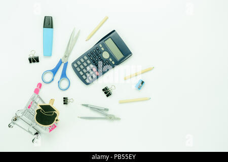 Vue de dessus de table décorations de image aérienne retour à l'école pour l'éducation contexte concept.Télévision jeter des objets divers à l'arrêt avec panier o Banque D'Images