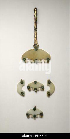 Ensemble de cinq plaques. Culture : la Chine. Dimensions : (a, b) pendentifs en forme d'arc : W. 5/8 po. (1,6 cm) ; Diam. 2 3/16 in. (5,5 cm) (c,d) pendentifs en forme de nuage : W. 1 3/8 in. (3,5 cm) ; Diam. 2 3/8 in. (6 cm) (e grand nuage-pendentif en forme) : 2 in. (5,1 cm) ; Diam. 4 in. (10,2 cm). Date : début du viiie siècle. Cette reconstitution d'un pendentif jade composite représente un type d'abord suspendu de la ceinture d'une femme, comme l'a confirmé dans les représentations murales Tang et gravures de pierre. Musée : Metropolitan Museum of Art, New York, USA. Banque D'Images