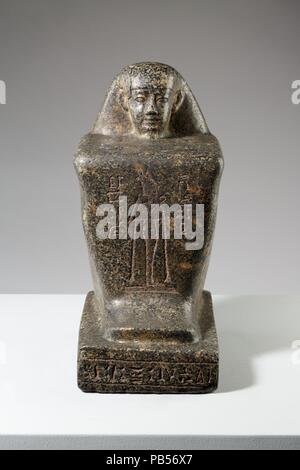 Block Statue de Neskhemenyu Kapefha, fils de. Dimensions : H. 31 cm (12 3/16 po.) ; W. 15,5 cm (6 1/8 in.) ; D. 18.2 cm (7 3/16 in.). Date : 4ème siècle avant J.-C.. Musée : Metropolitan Museum of Art, New York, USA. Banque D'Images