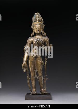 Avalokiteshvara. Culture : le Tibet. Dimensions : H. 21 1/4 in. (54 cm) ; H. (base) 22 1/2 in. (57,2 cm) ; W. 8 in. (20,3 cm) ; D. 4. (10,2 cm). Date : le 13e siècle. Ce sauveur, Padmapani bouddhiste le 'porteur de Lotus', appartient à une tradition d'icônes métal majestueux produites dans l'ouest et le Tibet central à des ateliers dans le cadre d'un contre-courant d'influences. La lignée d'origine à laquelle appartient ce travail semble être une série d'icônes bodhisattva spectaculaires produites dans l'ouest du Tibet dans le 1000s, sous le patronage de l'Guge kingdom, avec des influences indiennes au Cachemire et de th Banque D'Images