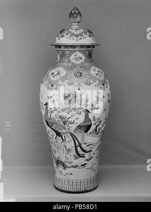 Grand Vase avec couvercle et conception des paons. Culture : la Chine. Dimensions : H. 52 1/4 in. (132,7 cm) ; Diam. 20 1/2 in. (52,1 cm) ; Diam. de la jante 11 3/8 in. (28,9 cm) ; Diam. base de 13 1/4 in. (33,7 cm). Musée : Metropolitan Museum of Art, New York, USA. Banque D'Images