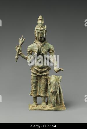 Indra, Seigneur des dieux : régent de l'Est. Culture : Sri Lanka. Dimensions : H. 9. (22,9 cm) ; W. 4 5/8 po. (11,7 cm) ; D. 3 3/4 in. (9,5 cm). Date : 9ème siècle. Le stand lokapalas dans chacune des quatre directions cardinales comme protecteurs du dharma bouddhiste (enseignements) et de la communauté religieuse. Textes parlent de monastères construits sur des grilles symboliquement marqué avec ces divinités, laissant la fonction rituelle de ces sculptures d'une question ouverte. Indra, Seigneur des Dieux est régent de l'Est. Il est titulaire d'un coup de foudre. Son véhicule est l'éléphant. Musée : Metropolitan Mu Banque D'Images