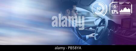 Homme conduisant en voiture avec la tête de l'interface d'affichage et de transition Banque D'Images