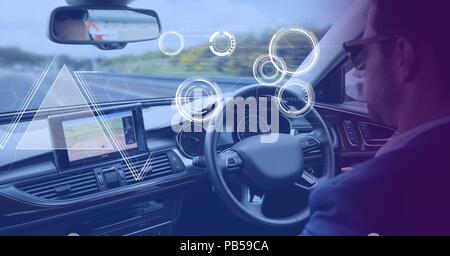 Homme conduisant en voiture avec la tête de l'interface d'affichage Banque D'Images