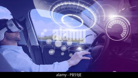 Homme conduisant en voiture avec la tête de l'interface d'affichage et de casque de réalité virtuelle Banque D'Images