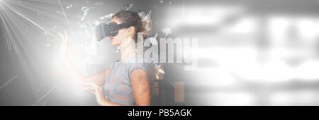 La déconstruction de la réalité virtuelle pixel smashing femme et de transition Banque D'Images