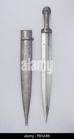 Dague (Kindjal) avec gaine. Culture : caucasien, éventuellement du nord au Daghestan. Dimensions : L. avec fourreau 23 1/8 in. (58,7 cm) ; L. de la gaine 18 3/4 in. (47,6 cm) ; W. 2 1/8 in. (5,4 cm) ; WT. 1 lb. 4.8 oz. (589,7 g) ; Wt. de la gaine 12 oz. (340,2 g). Date : ca. 1840-50. Ce poignard a deux rainures dans sa lame d'acier. La poignée et la gaine ont été décorées en niello, une substance noire contenant de l'argent, le cuivre, le plomb et le soufre, c'est un contraste frappant avec la masse d'argent. Dans le Caucase, de poignards, comme celui-ci étaient inséparables compagnons des hommes de race blanche et utilisés pour divers o Banque D'Images